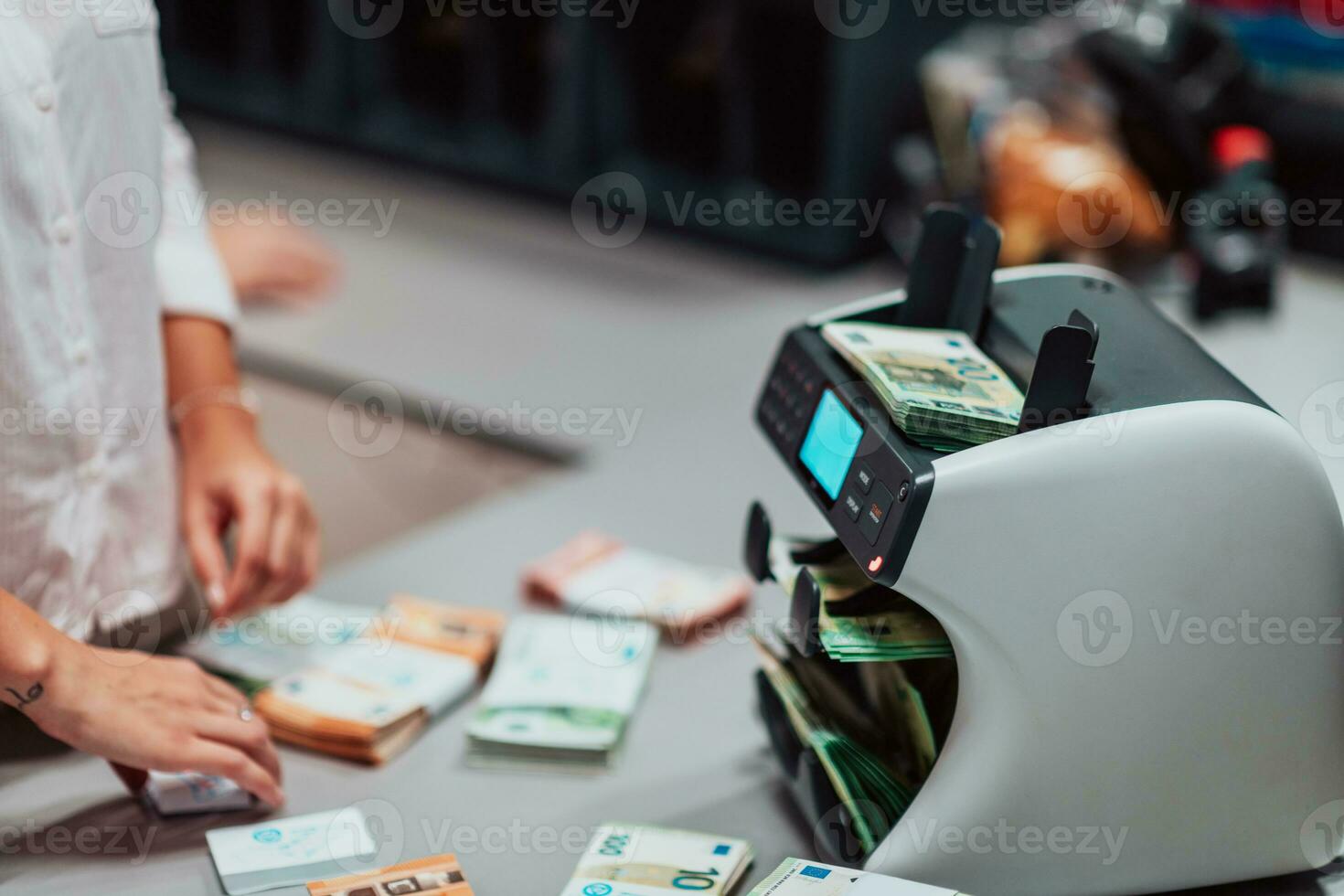 banque des employés en utilisant argent compte machine tandis que tri et compte papier billets de banque à l'intérieur banque sauter. grand les montants de argent dans le banque photo