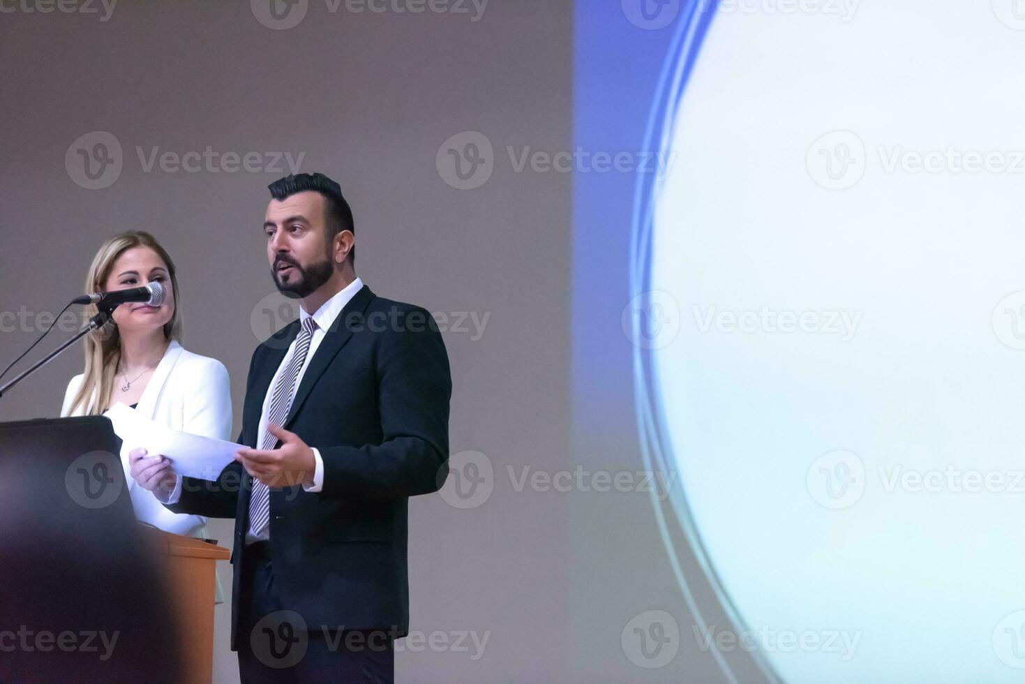 hommes d'affaires faisant une présentation photo