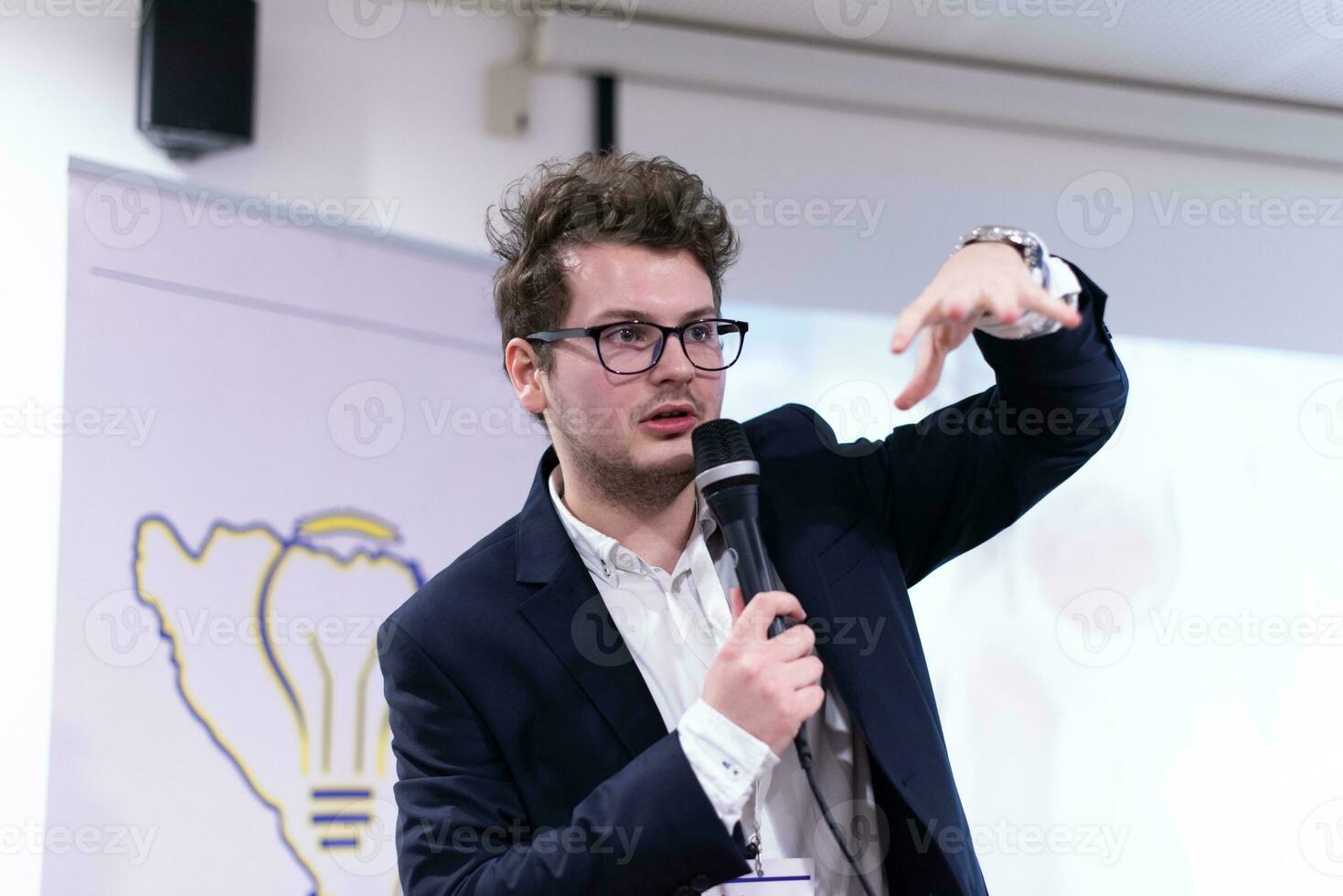 homme d'affaires donnant des présentations dans la salle de conférence photo