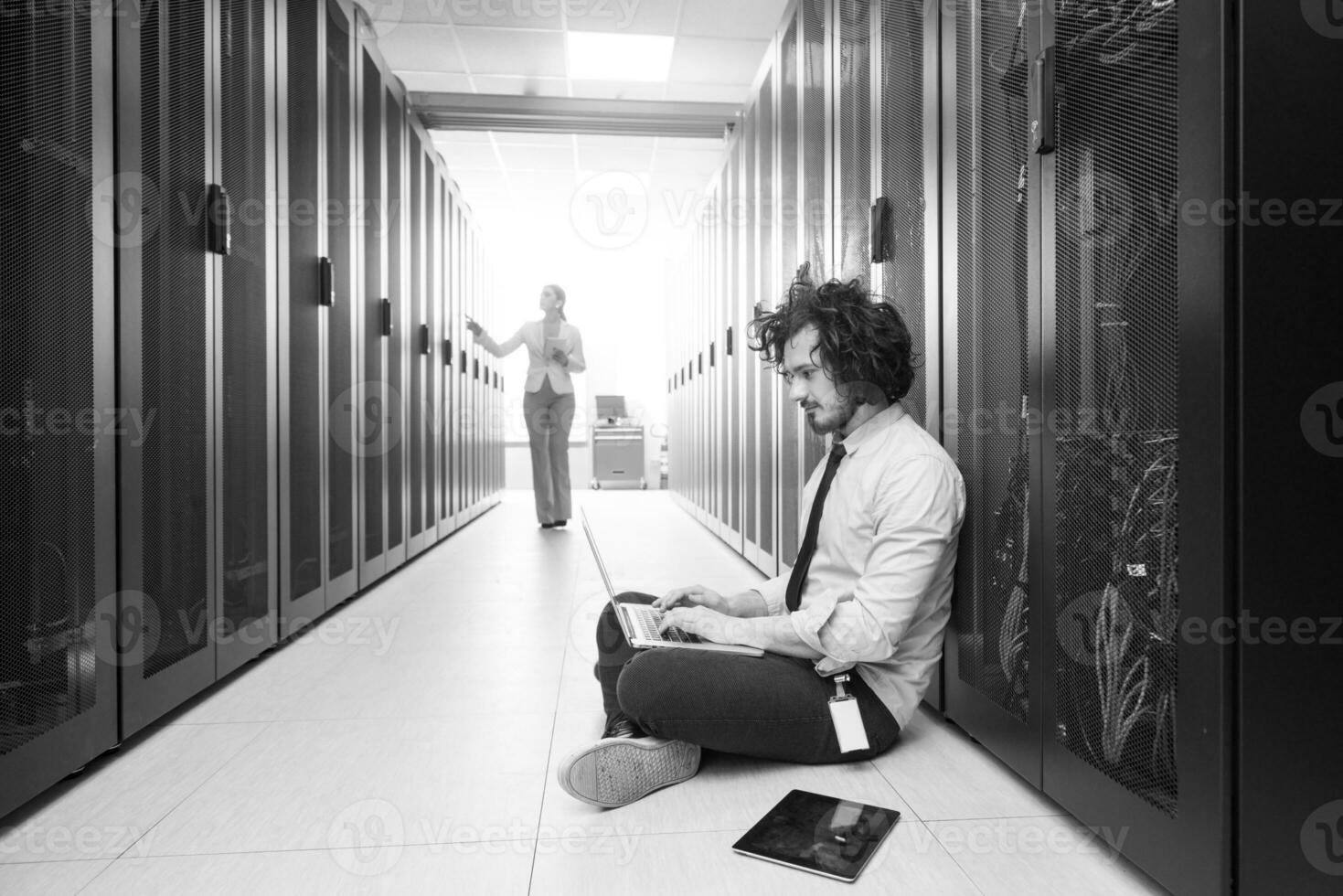 équipe de jeunes techniciens travaillant ensemble sur des serveurs photo