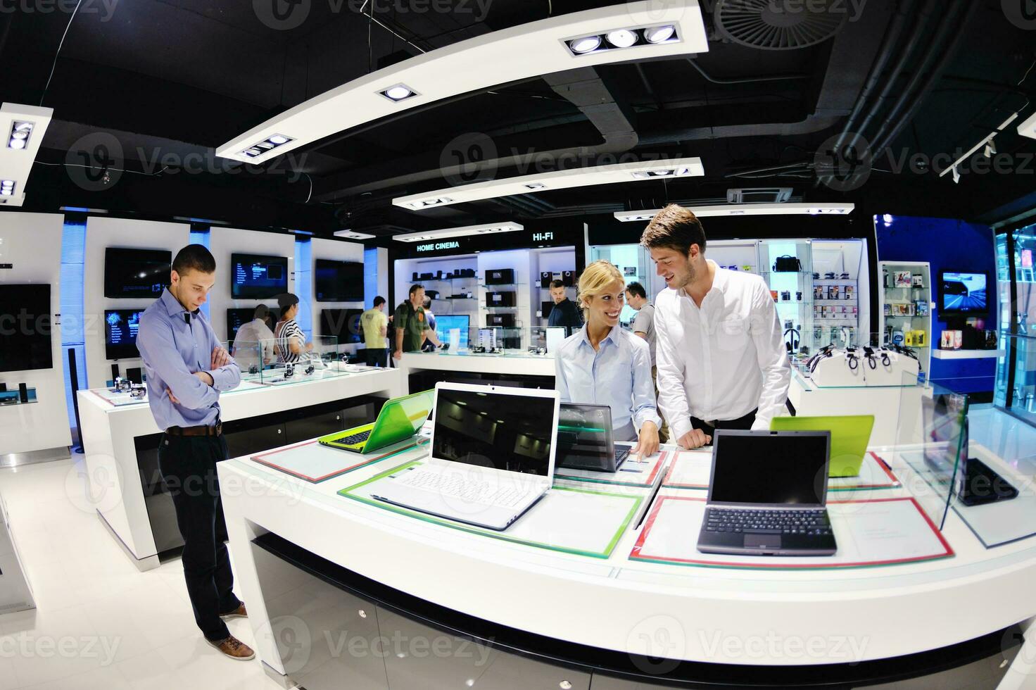 les gens achètent dans un magasin d'électronique grand public photo