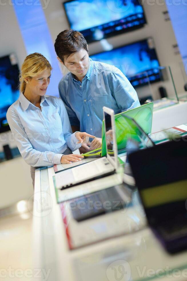 les gens achètent dans un magasin d'électronique grand public photo