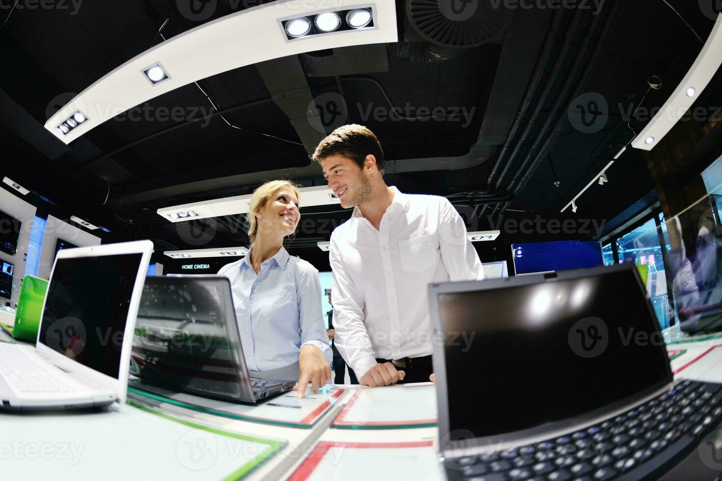 les gens achètent dans un magasin d'électronique grand public photo