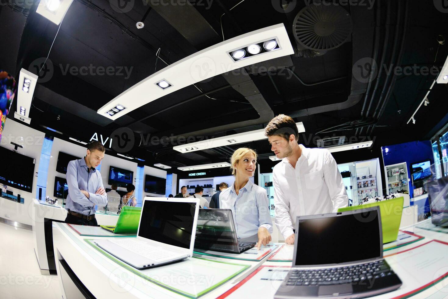 jeune couple dans un magasin d'électronique grand public photo