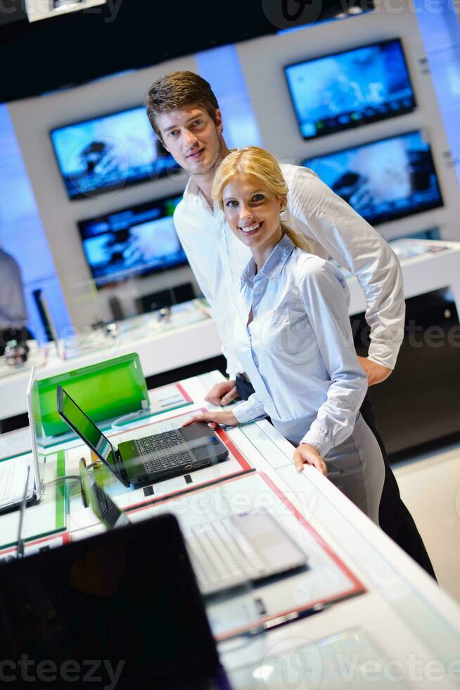 les gens achètent dans un magasin d'électronique grand public photo