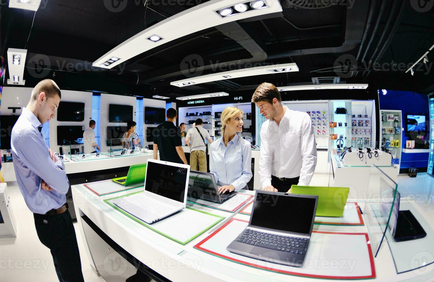 les gens achètent dans un magasin d'électronique grand public photo