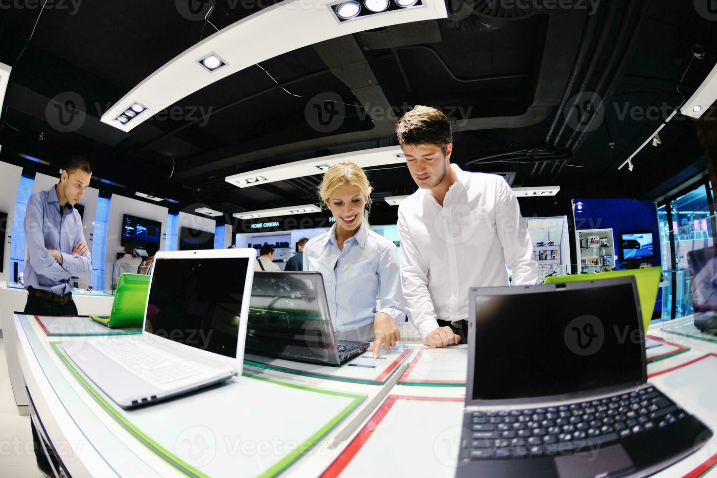 les gens achètent dans un magasin d'électronique grand public photo