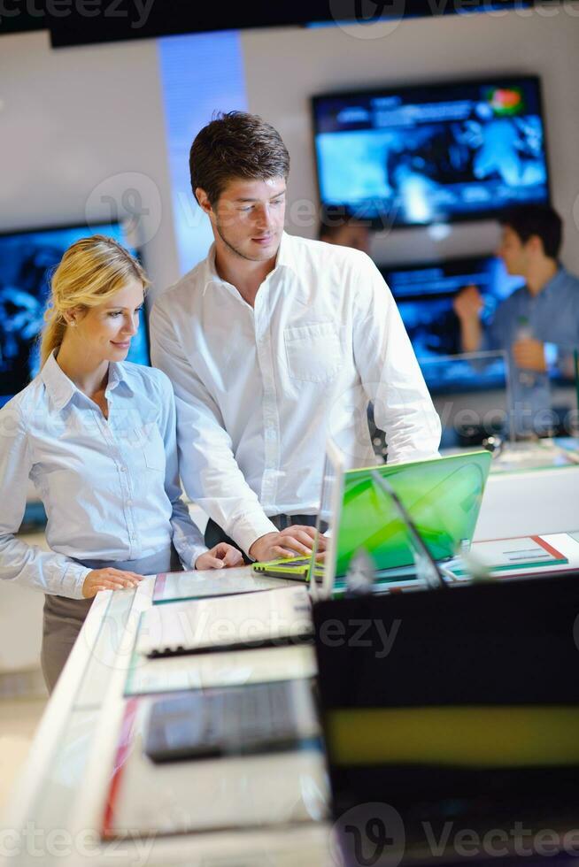 les gens achètent dans un magasin d'électronique grand public photo