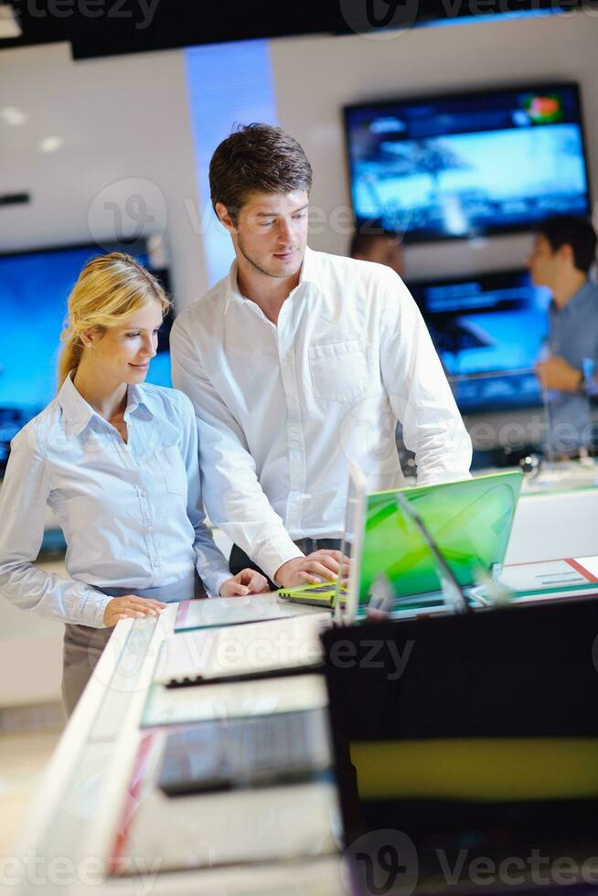 les gens achètent dans un magasin d'électronique grand public photo