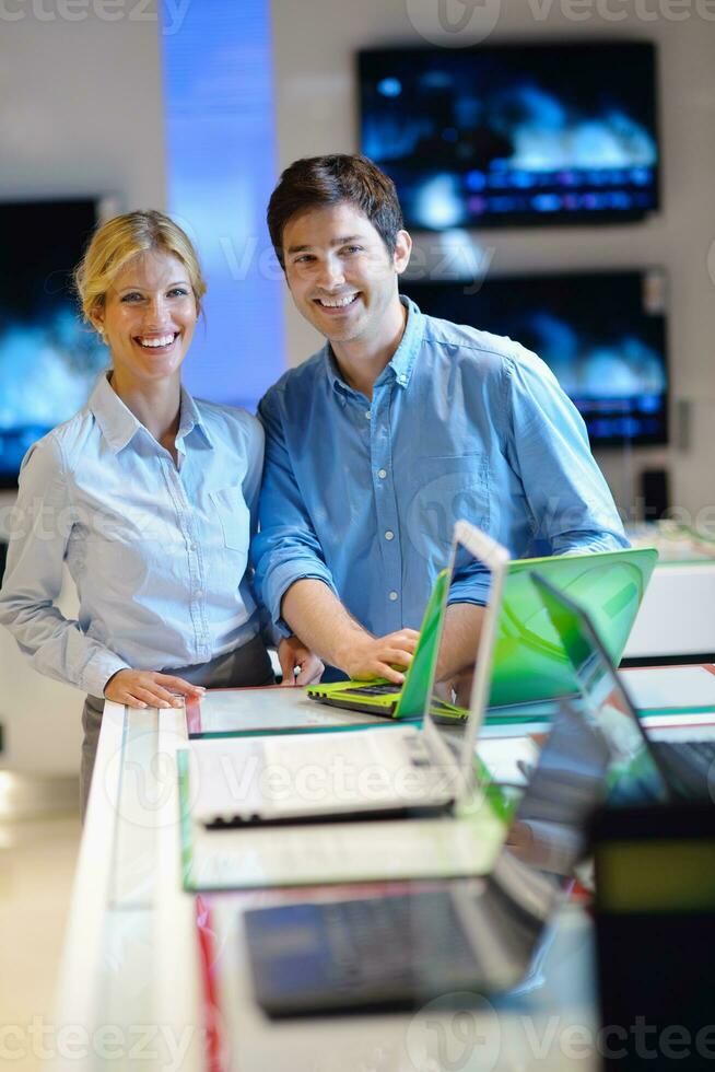 les gens achètent dans un magasin d'électronique grand public photo