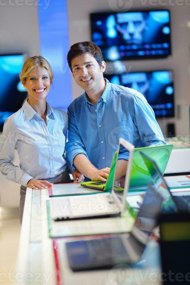 les gens achètent dans un magasin d'électronique grand public photo