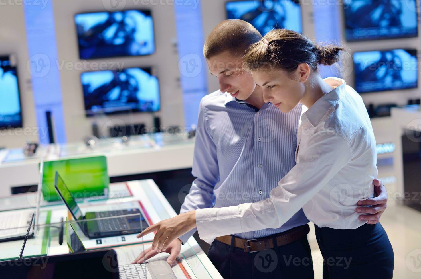 les gens achètent dans un magasin d'électronique grand public photo