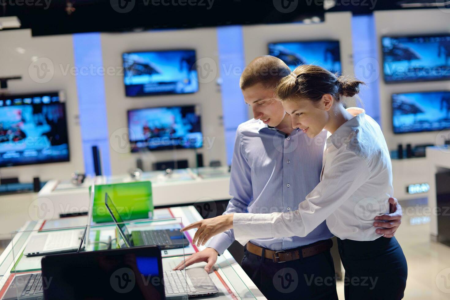 les gens achètent dans un magasin d'électronique grand public photo