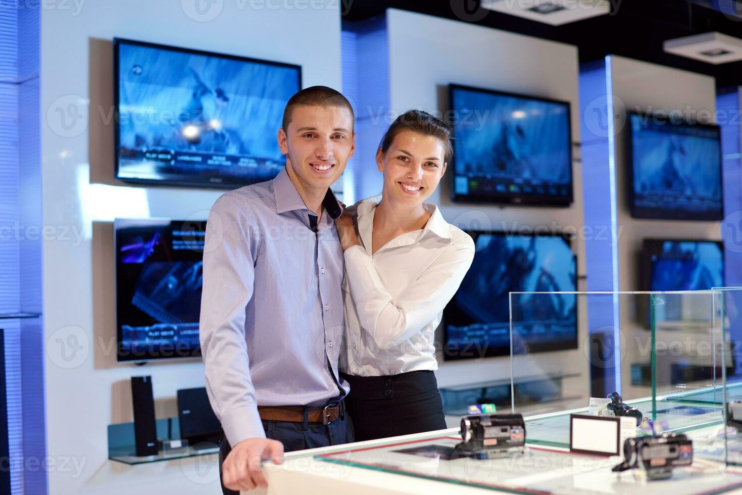 jeune couple dans un magasin d'électronique grand public photo