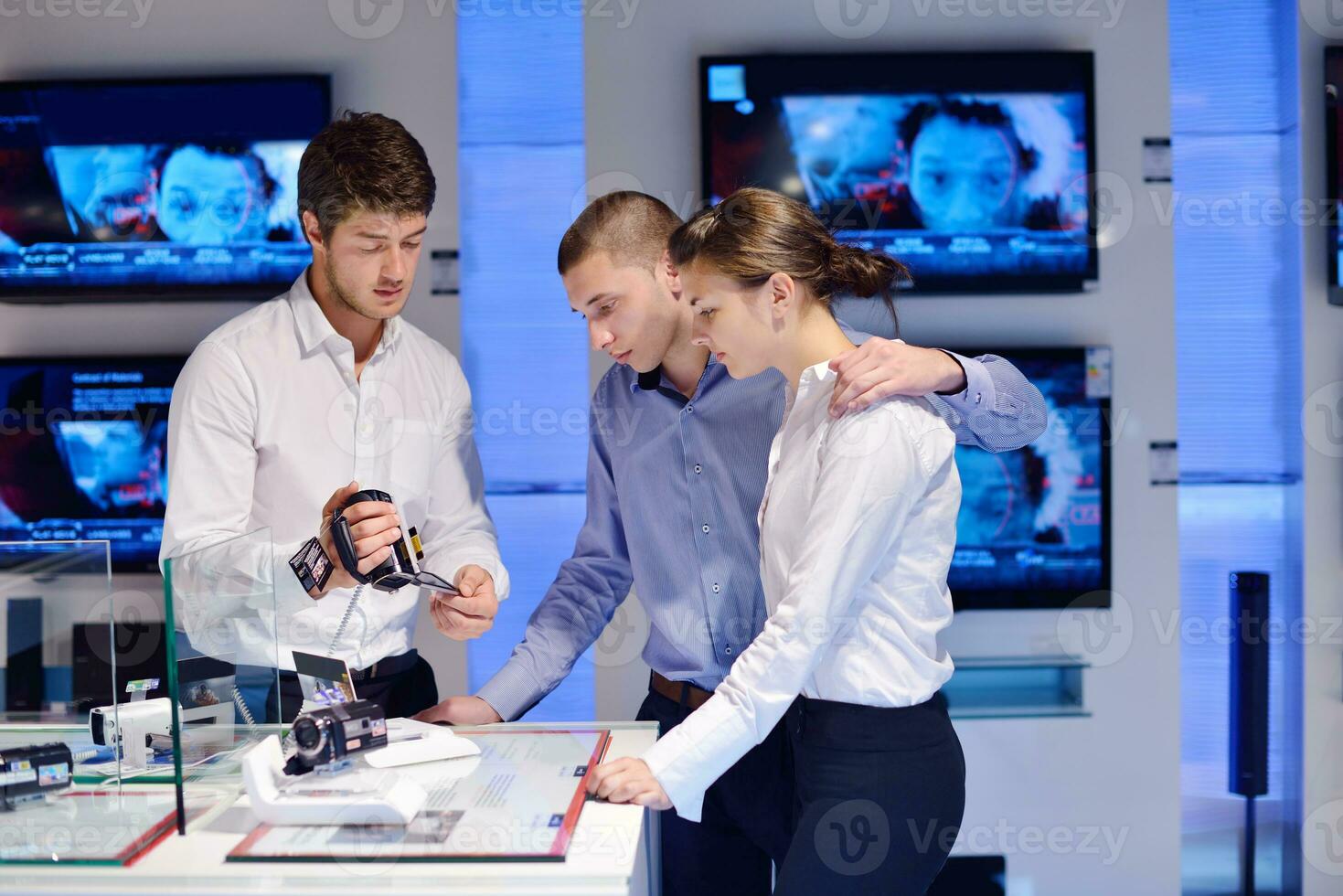 les gens achètent dans un magasin d'électronique grand public photo