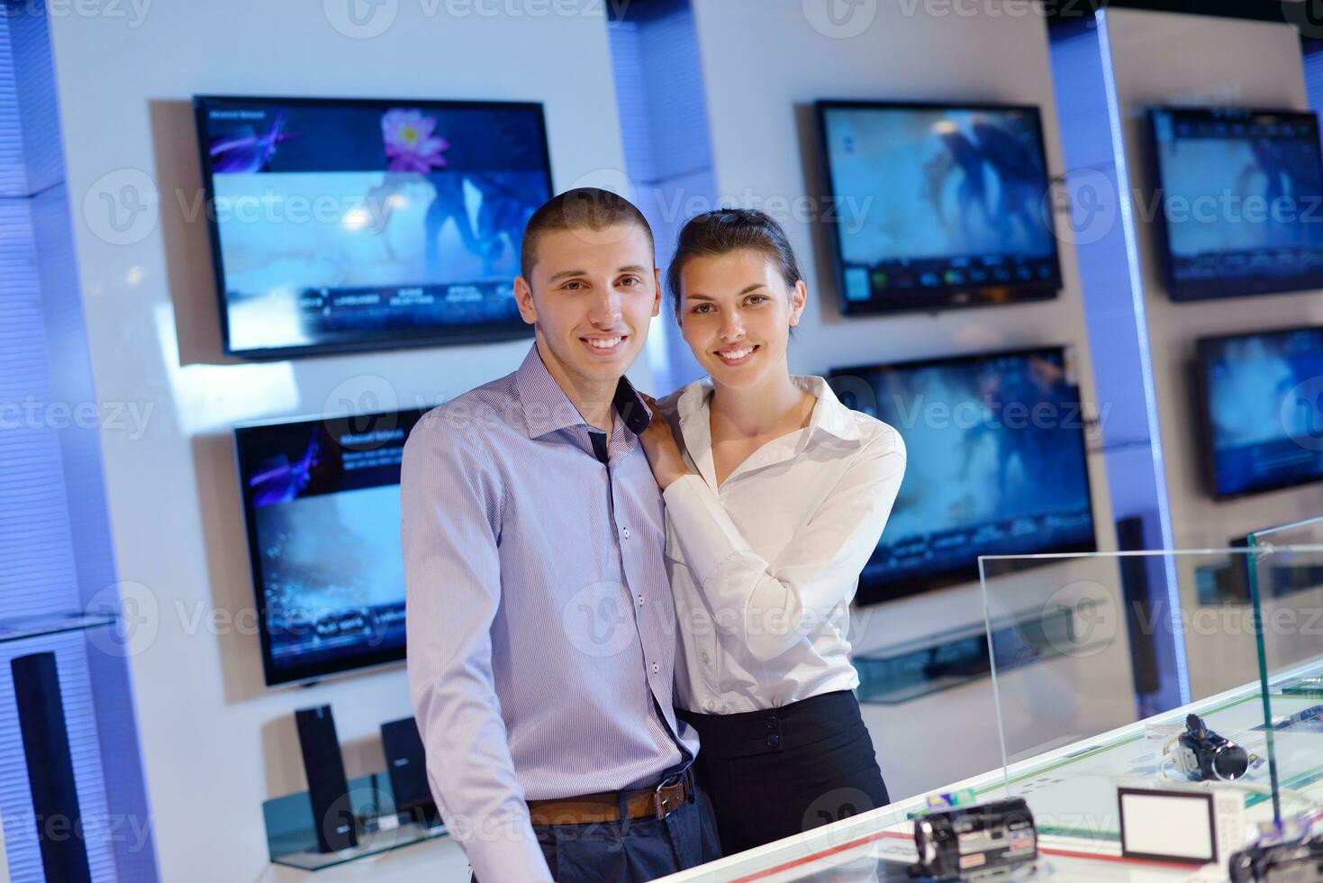 les gens achètent dans un magasin d'électronique grand public photo