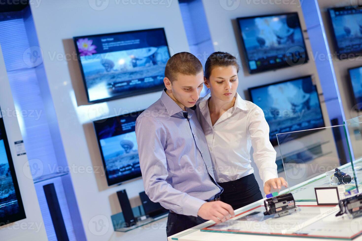 les gens achètent dans un magasin d'électronique grand public photo