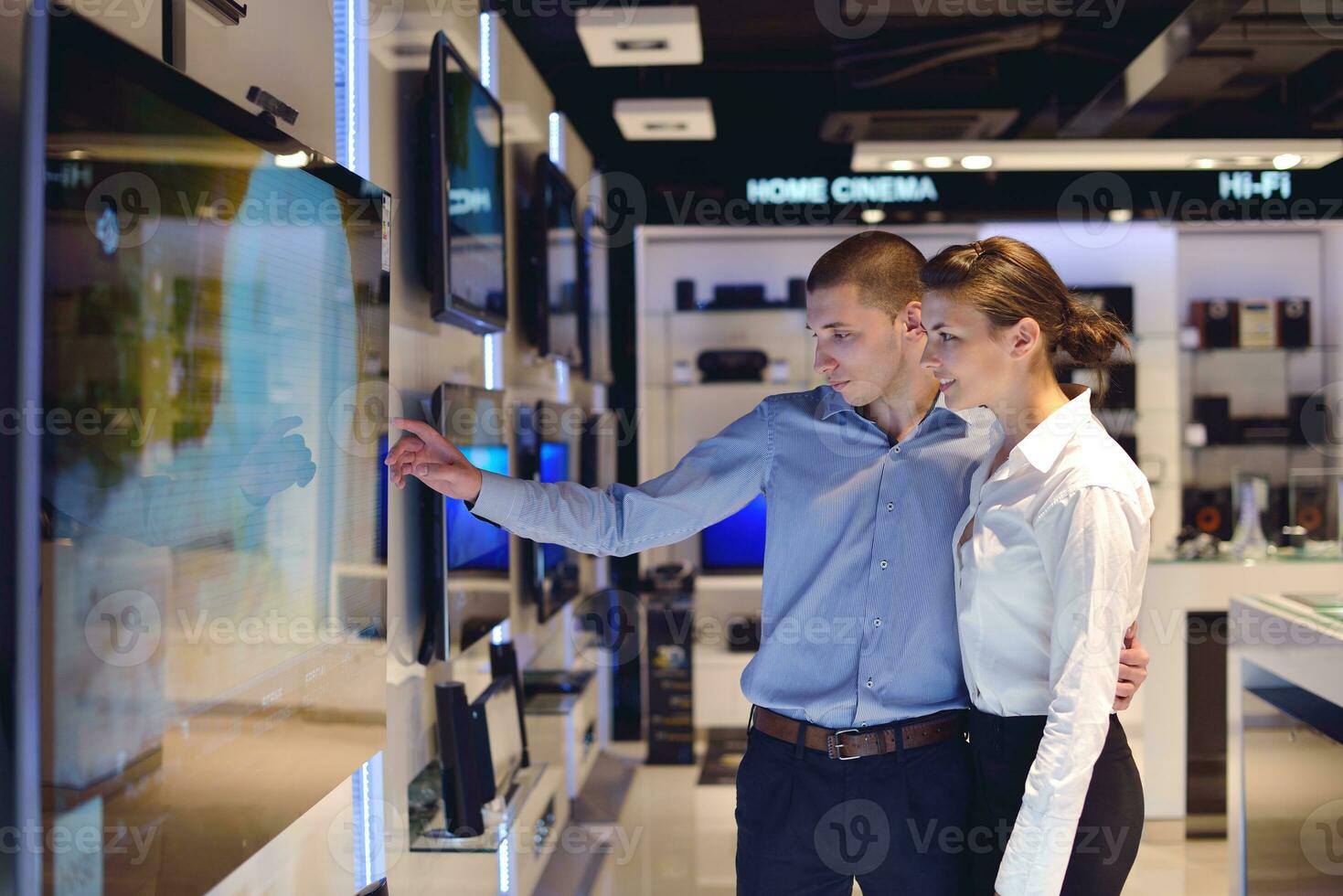 les gens achètent dans un magasin d'électronique grand public photo