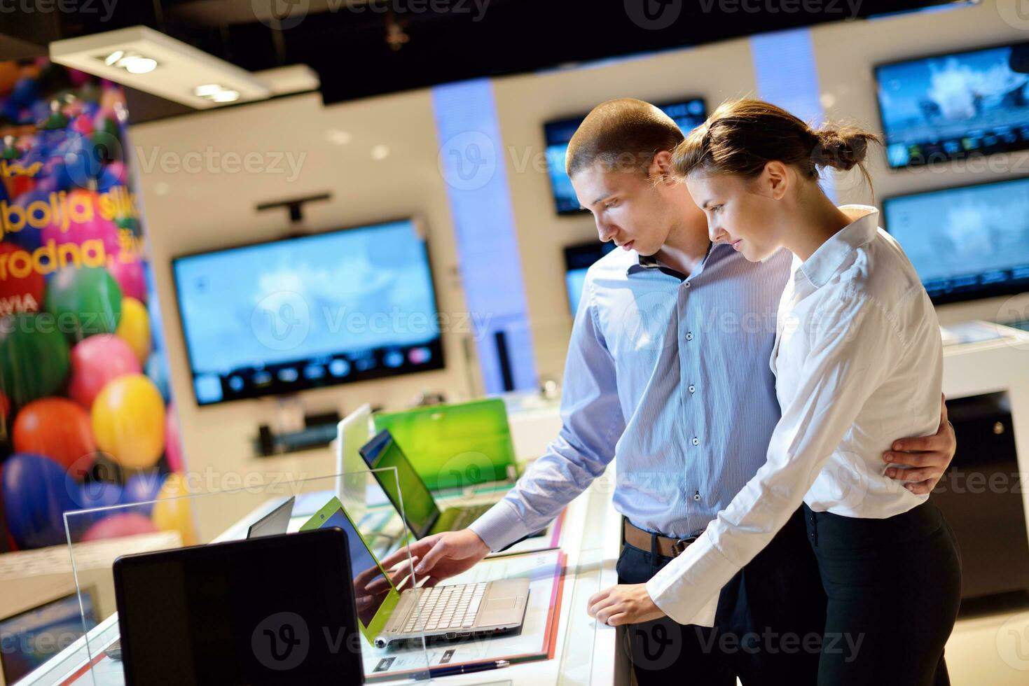 jeune couple dans un magasin d'électronique grand public photo