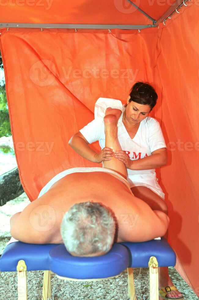 un homme âgé a des massages et une thérapie spa à l'extérieur photo