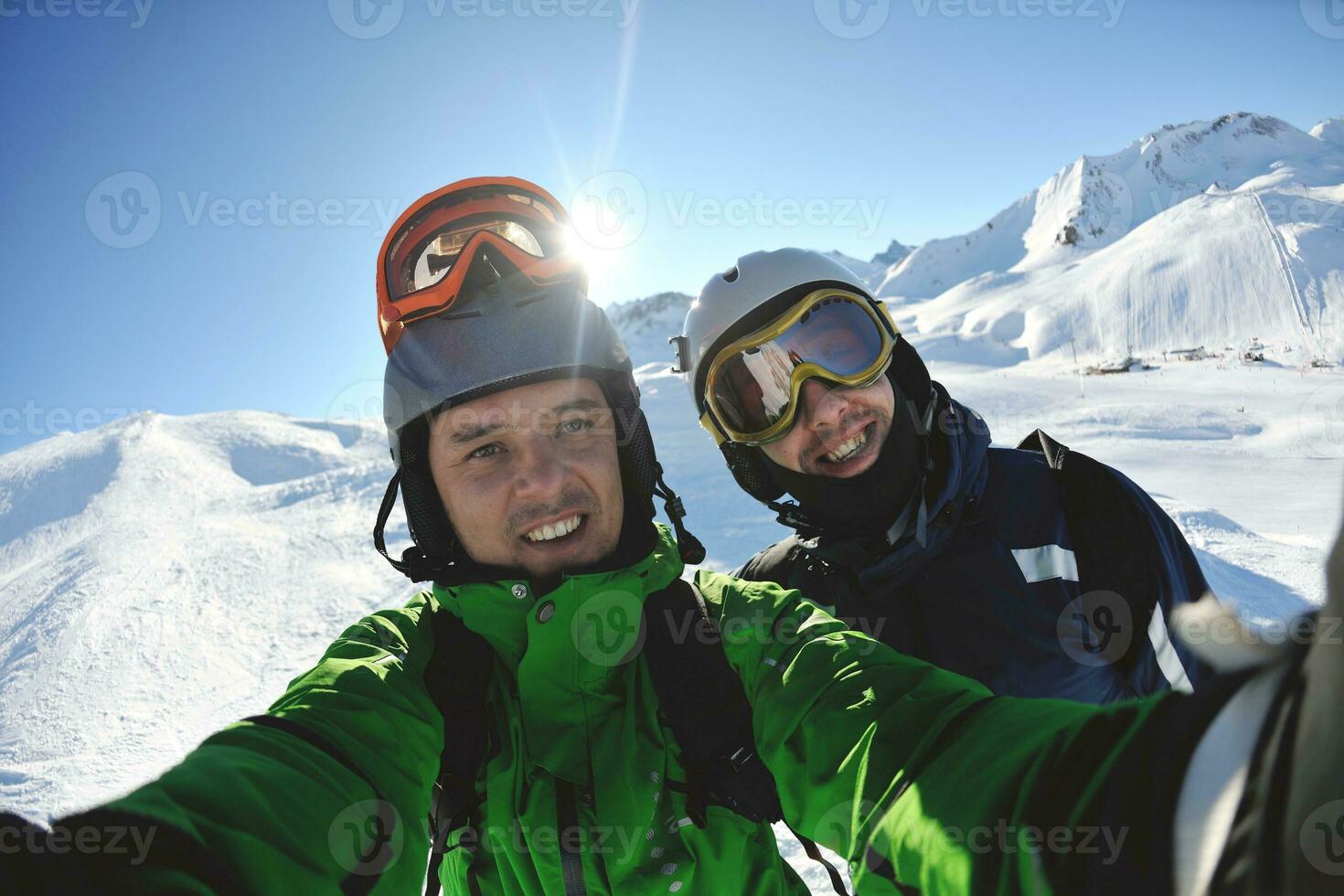 portrait d'hiver d'amis au ski photo