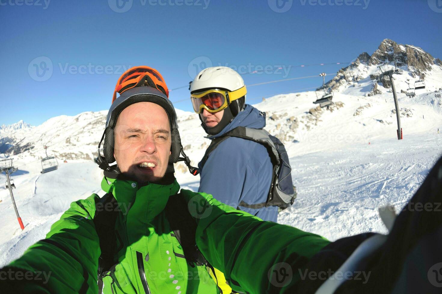 portrait d'hiver d'amis au ski photo