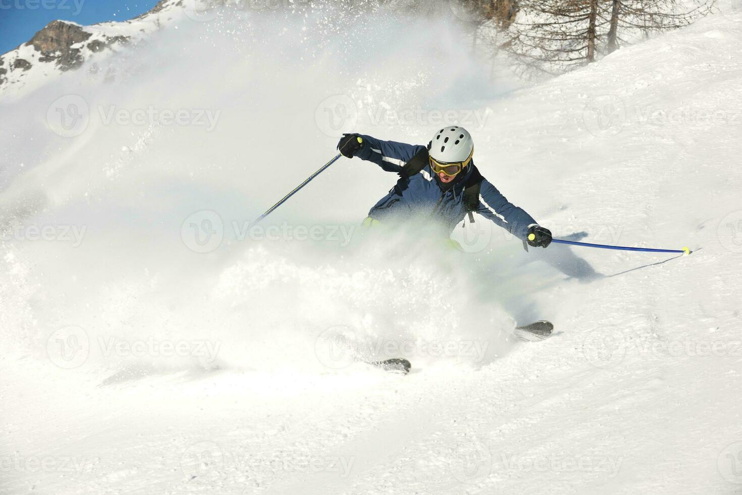 skier sur la neige fraîche en hiver lors d'une belle journée ensoleillée photo