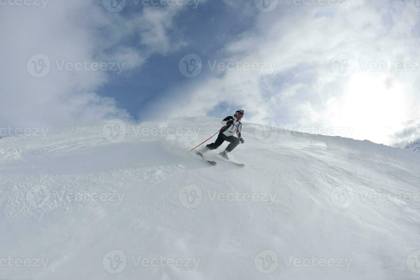 skier sur la neige fraîche en hiver lors d'une belle journée ensoleillée photo