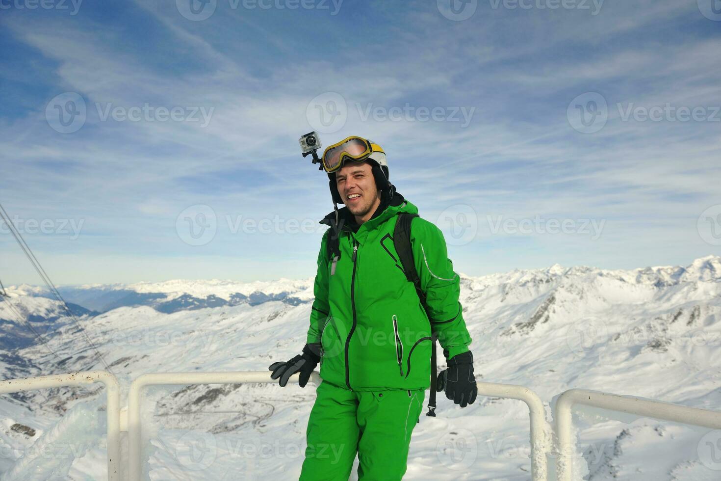 skier maintenant pendant la saison d'hiver photo