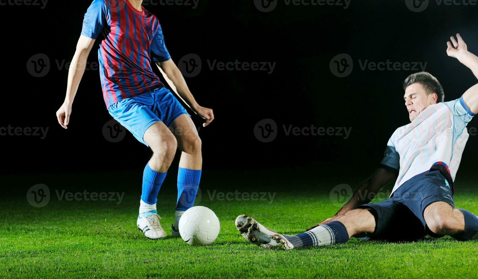 joueurs de football en compétition pour le ballon photo