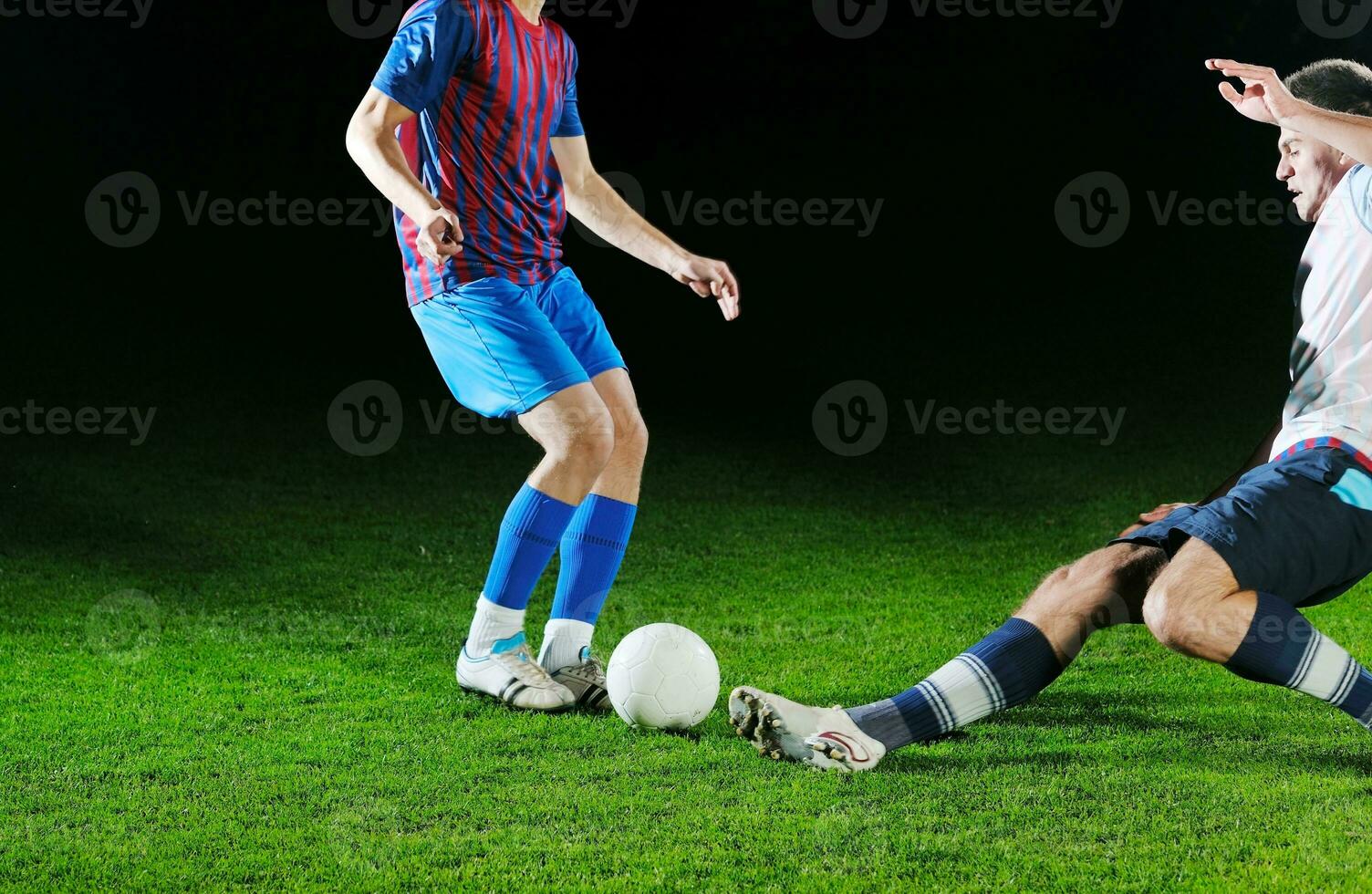 joueurs de football en compétition pour le ballon photo