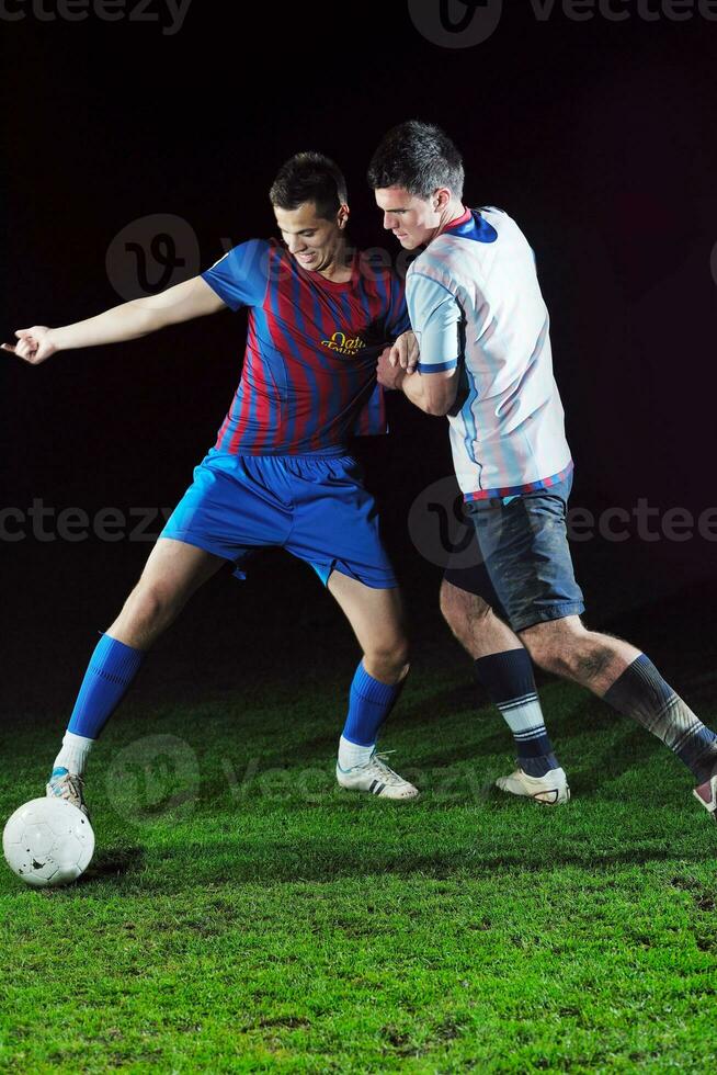 joueurs de football en compétition pour le ballon photo