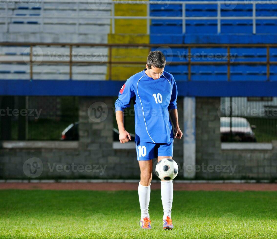 joueur de football en action photo