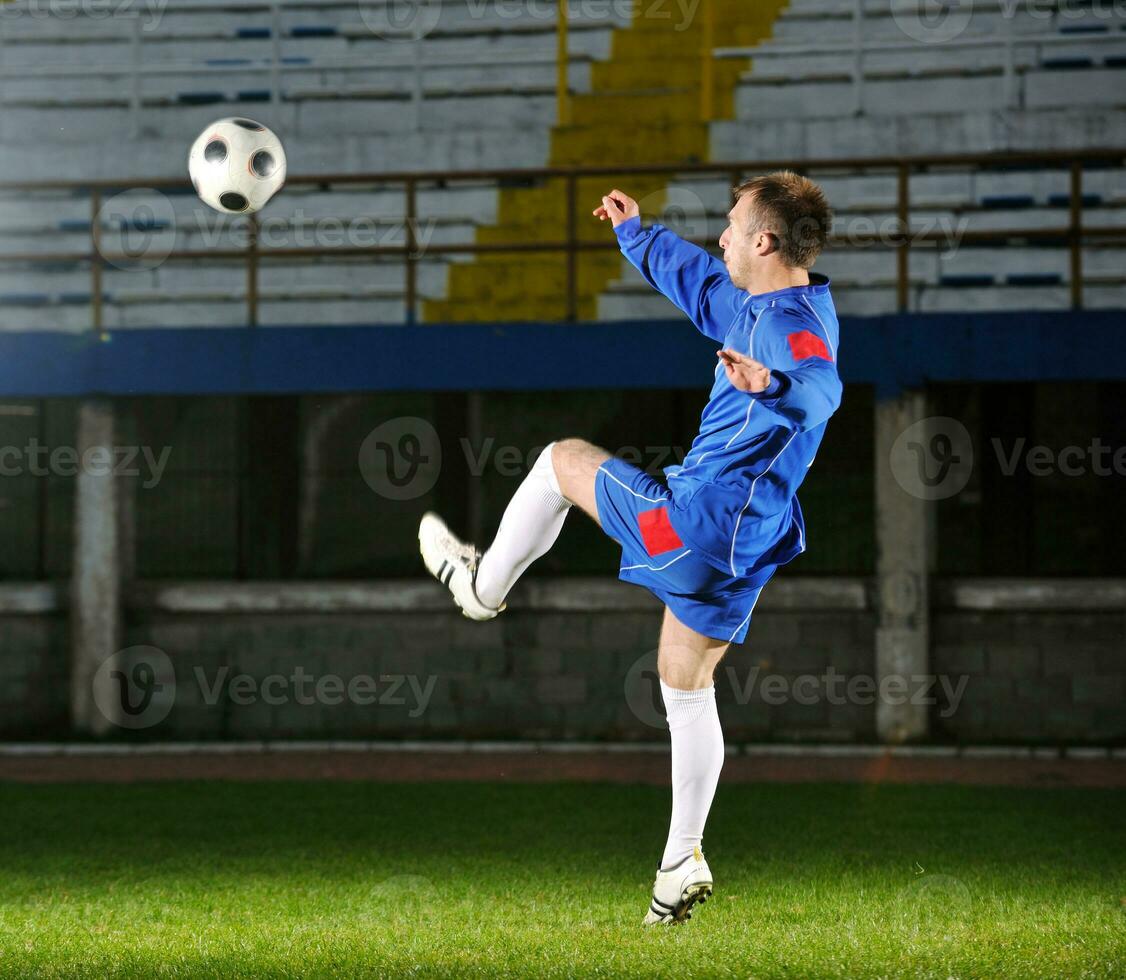 joueur de football en action photo