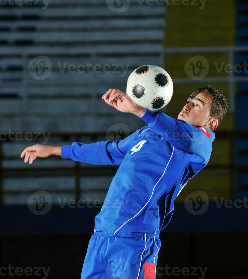 joueur de football en action photo