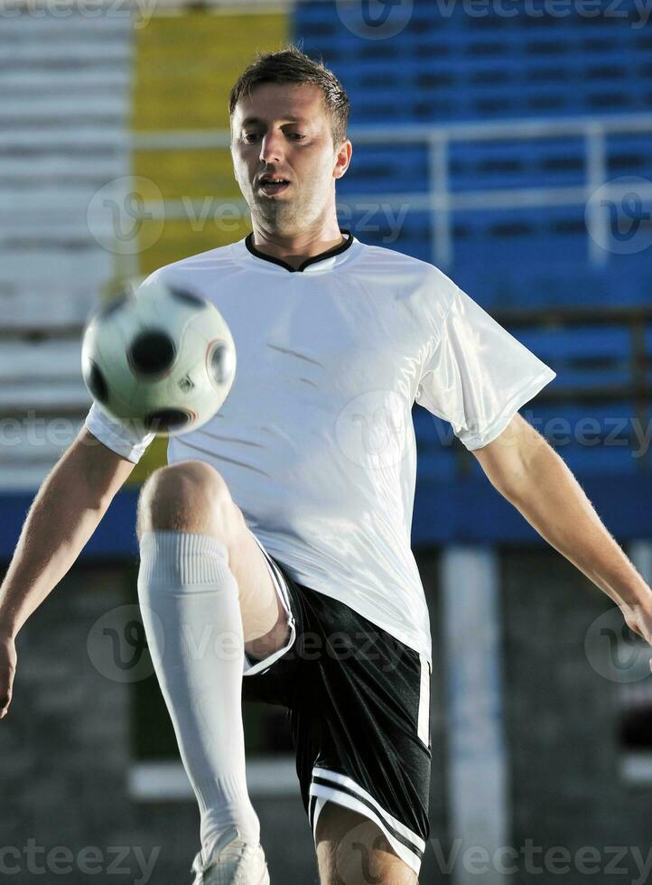 joueur de football en action photo