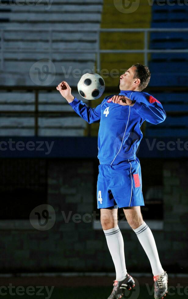 joueur de football en action photo