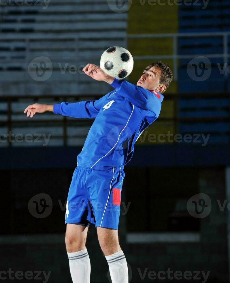 joueur de football en action photo