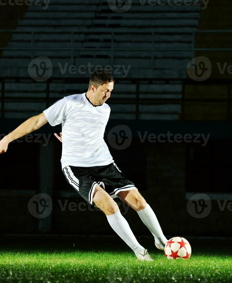 joueur de football en action photo