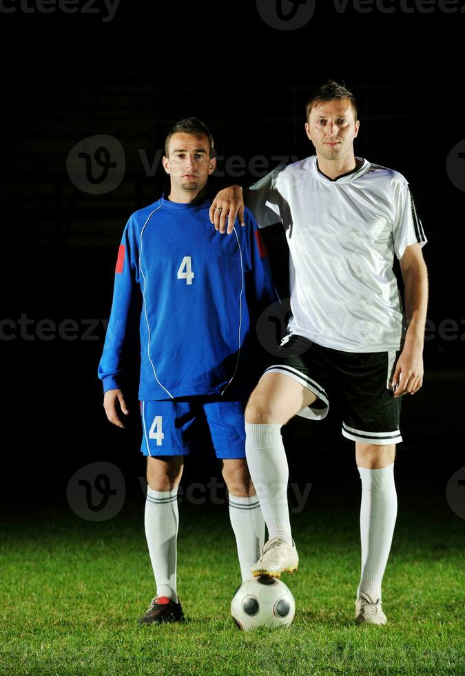 joueurs de football en action pour le ballon photo