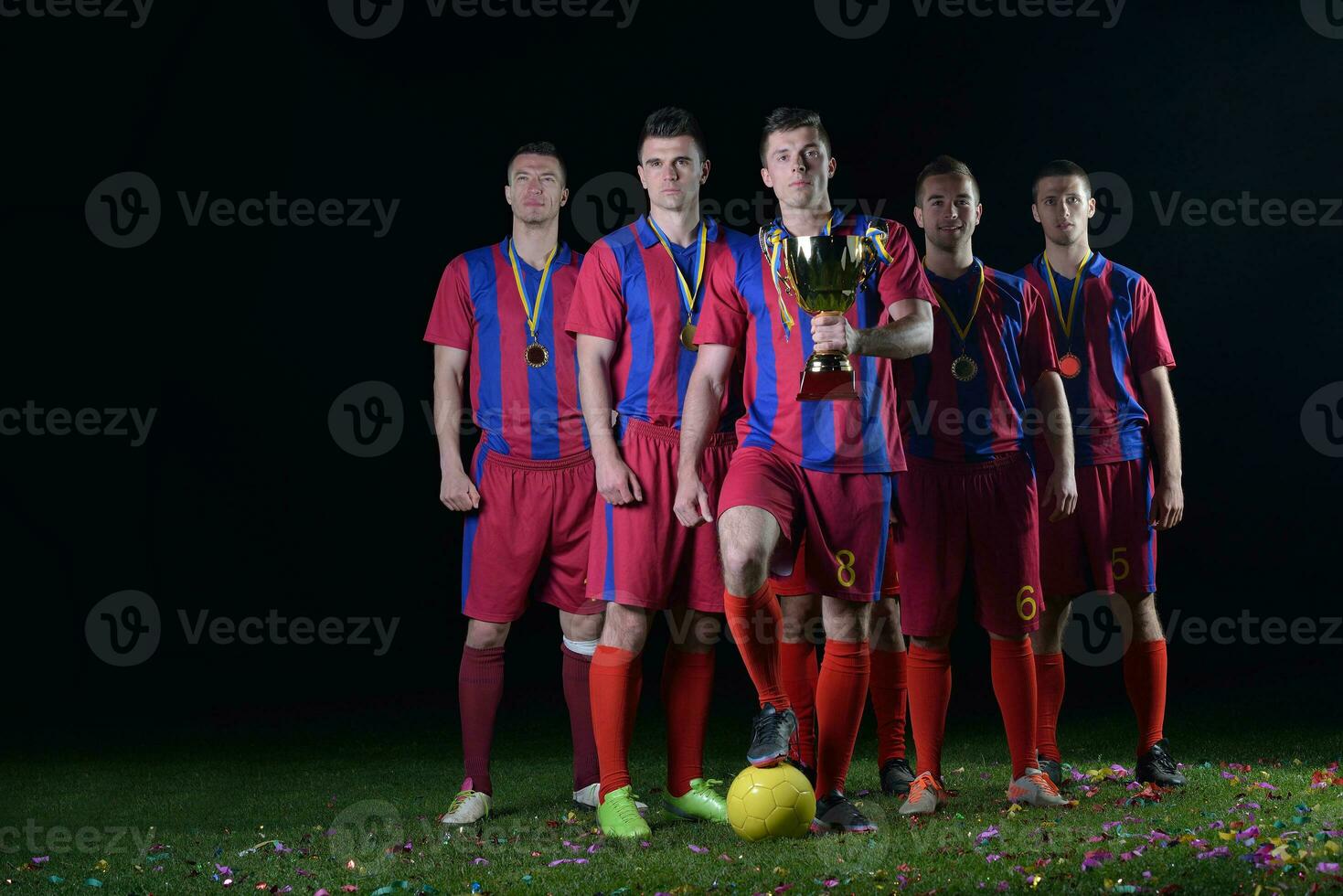 joueurs de football célébrant la victoire photo