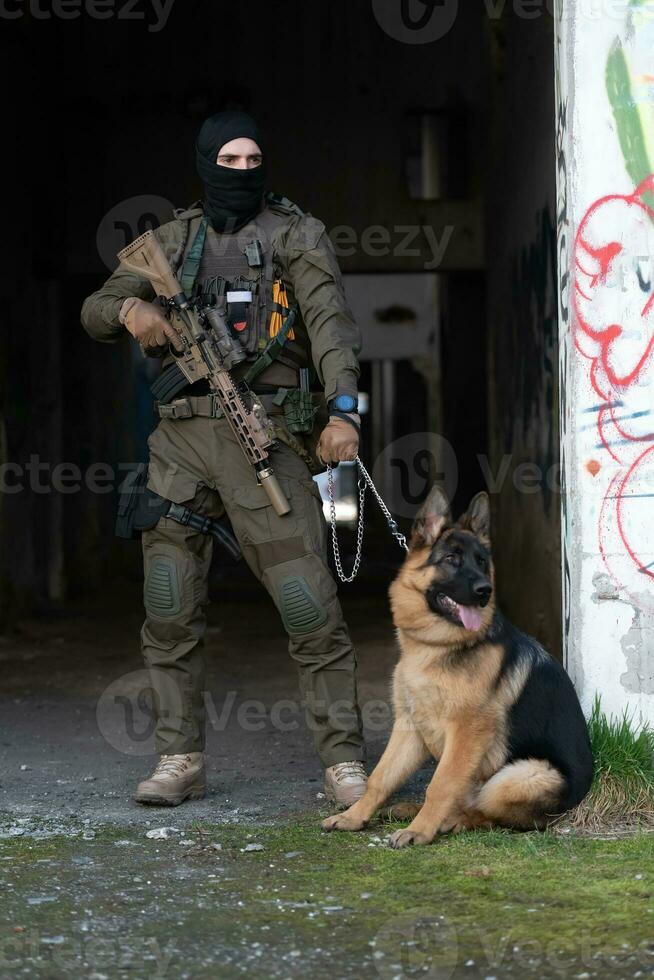 moderne guerre soldats avec militaire travail chien dans action sur le champ de bataille. photo