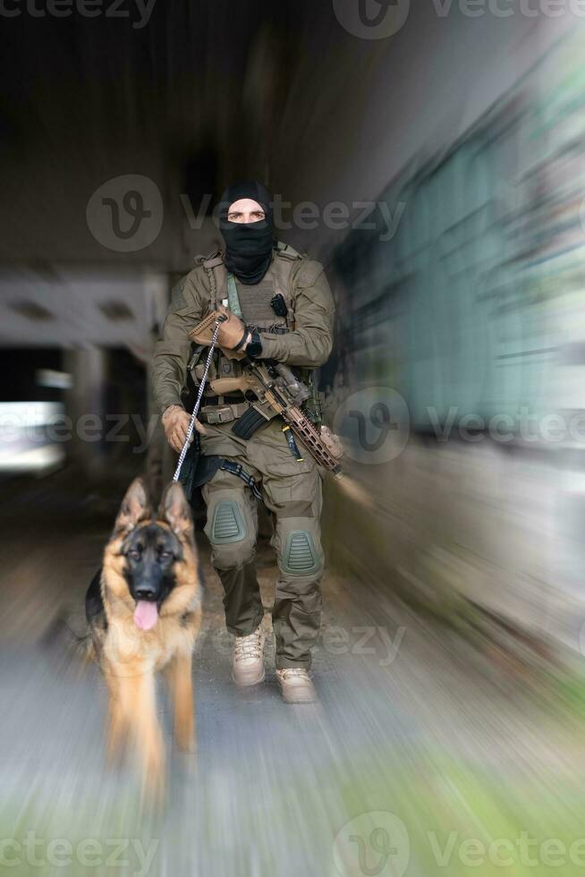 moderne guerre soldats avec militaire travail chien dans action sur le champ de bataille. photo