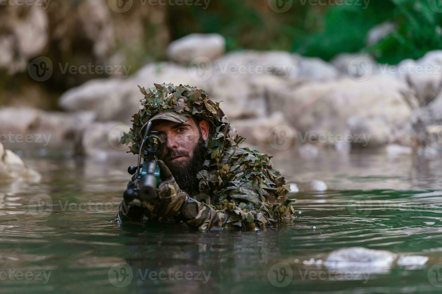 une militaire homme ou airsoft joueur dans une camouflage costume se faufiler le rivière et objectifs de une tireur d'élite fusil à le côté ou à cible. photo