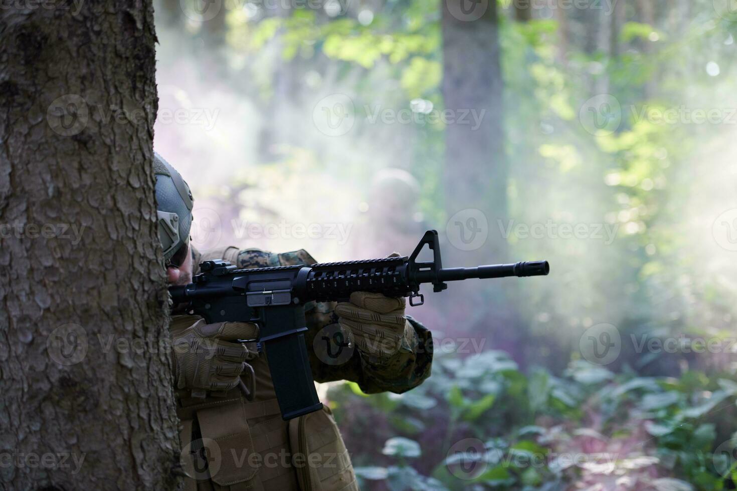 Soldat en action visant l'optique de visée laser de l'arme photo