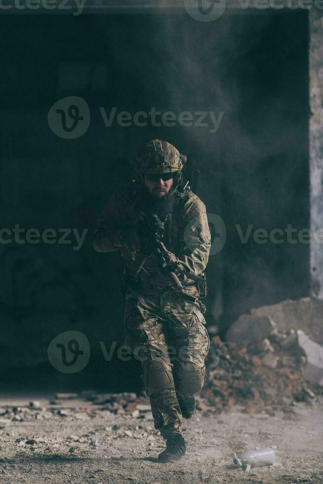 un soldat barbu en uniforme des forces spéciales dans une action militaire dangereuse dans une zone ennemie dangereuse. mise au point sélective photo