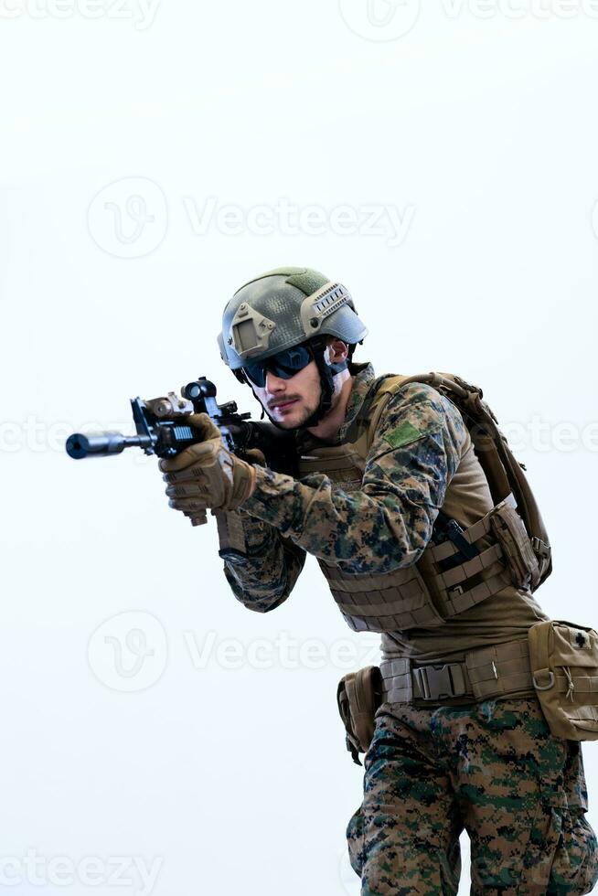 Soldat en action visant l'optique de visée laser photo