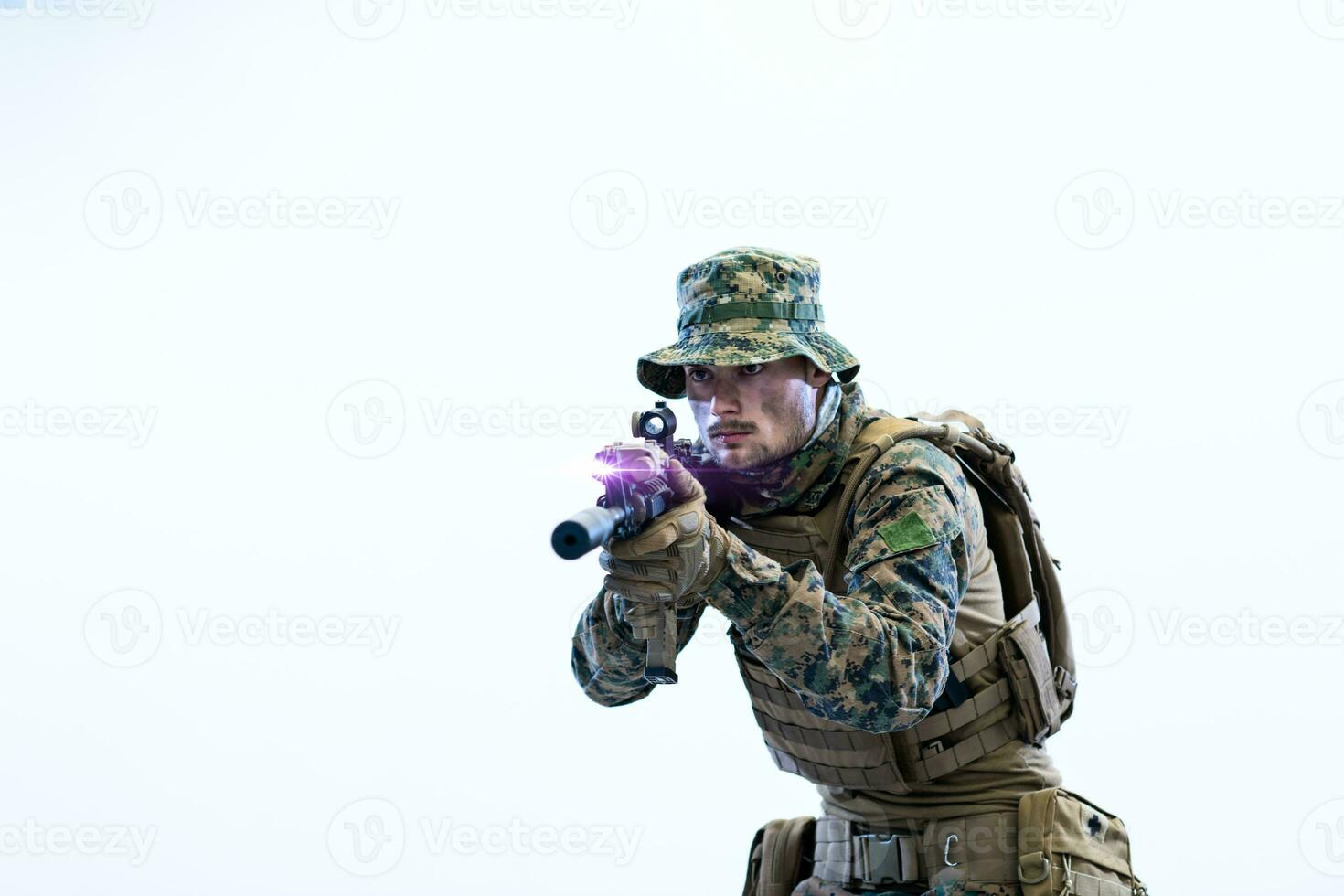 Soldat en action visant l'optique de visée laser photo