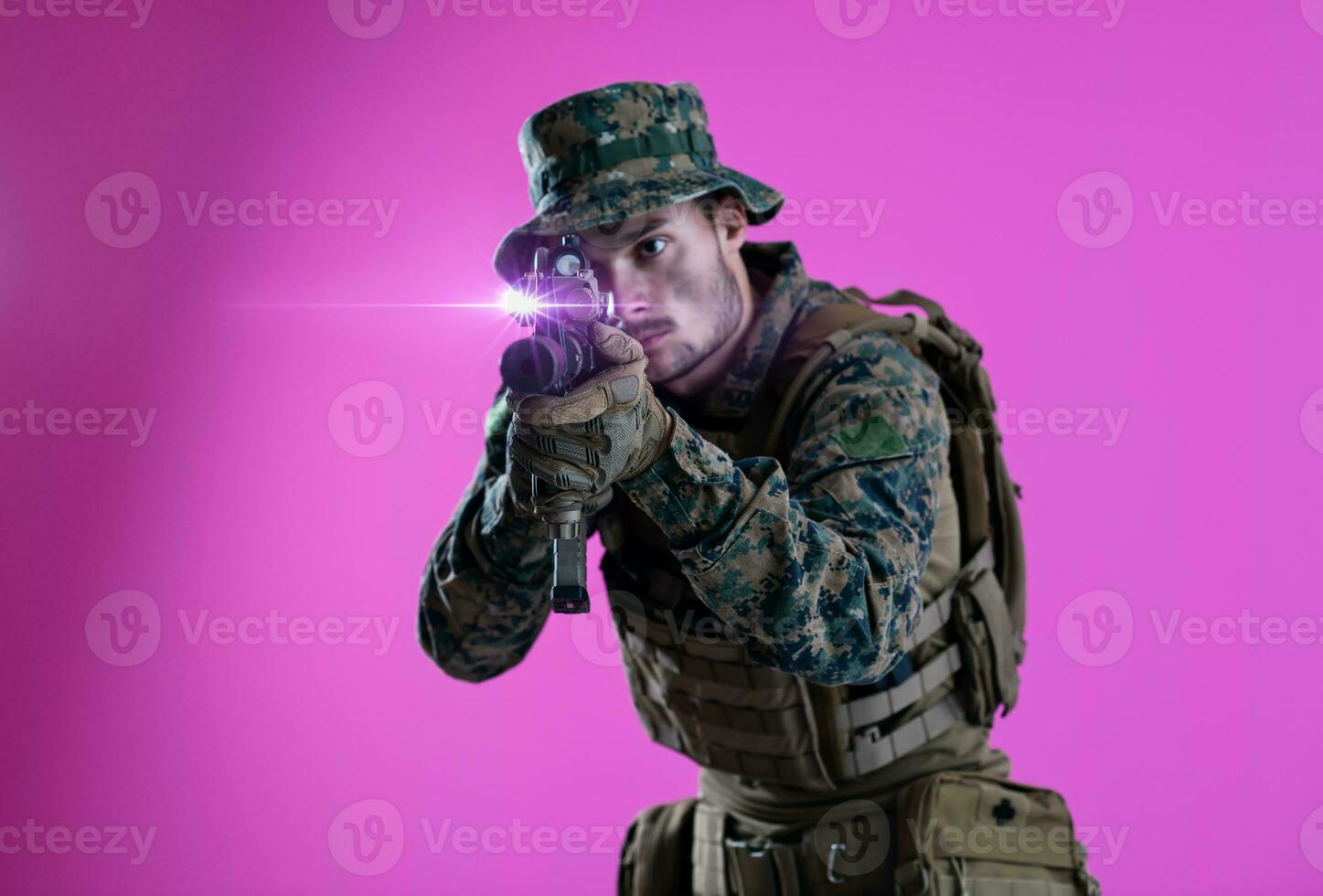 soldat dans action visée laser vue optique rose Contexte photo