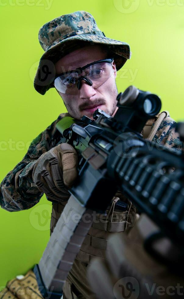 Soldat en action visant l'optique de visée laser fond vert photo